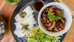 Bún Ngán Nướng – Grilovaná kachna s nudlemi, vývarem a zeleninou 4 Bun Ngan Nuong - Grilovana kachna po vietnamsku
