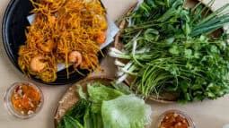 Křupavý vietnamský bramborák z hanojských ulic - Bánh Tôm 3 vietnamsky bramborak banh tom recept 1