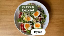 Hubnutí bez diet — s japonskou mandolínou - týden č.1 1 Snímek zdravého salátu s vejci, čerstvou zeleninou a klíčky na dřevěném podkladu, vhodný pro vietnamskou kuchyni a thajské recepty.